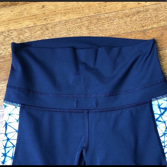 Lululemon navy printed crop leggings size 6 - Picture 5 of 6